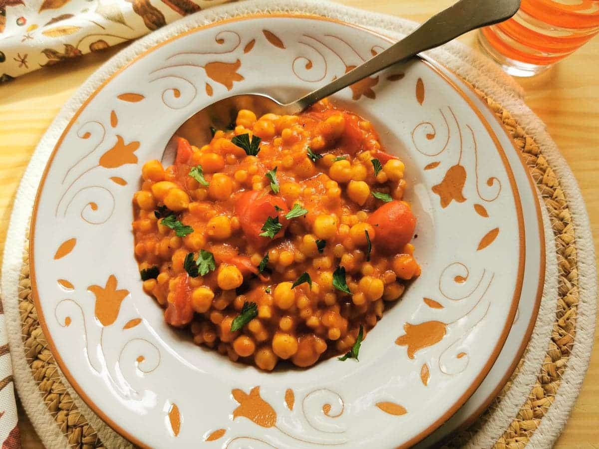 Vegan Sardinian fregola with chickpeas.